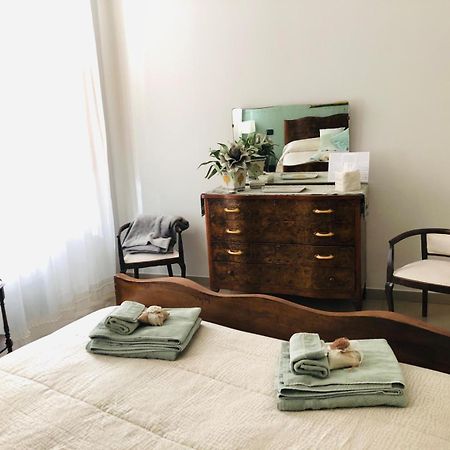 A Due Passi Dal Castello Bed & Breakfast Somma Lombardo Bagian luar foto