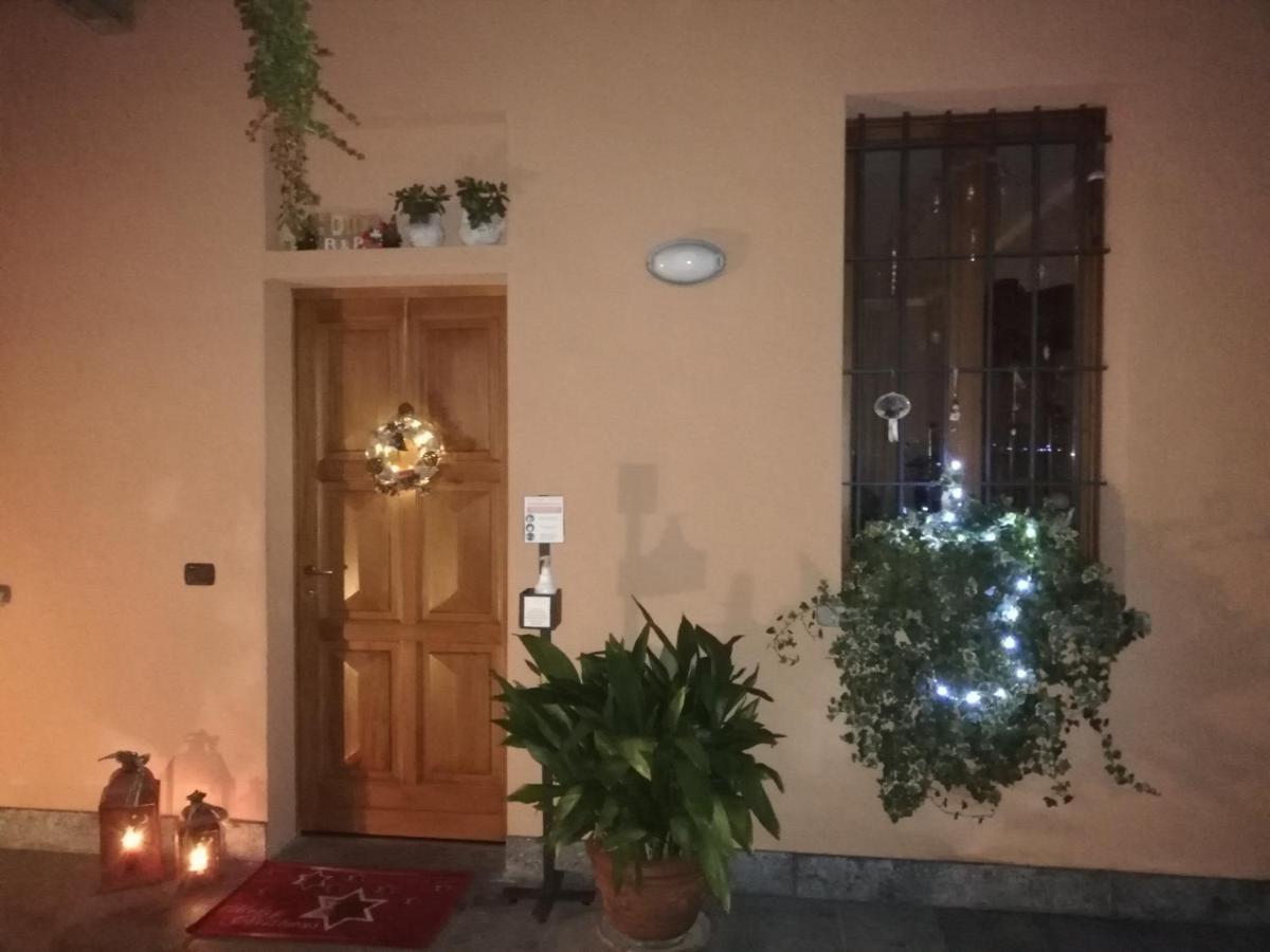A Due Passi Dal Castello Bed & Breakfast Somma Lombardo Bagian luar foto