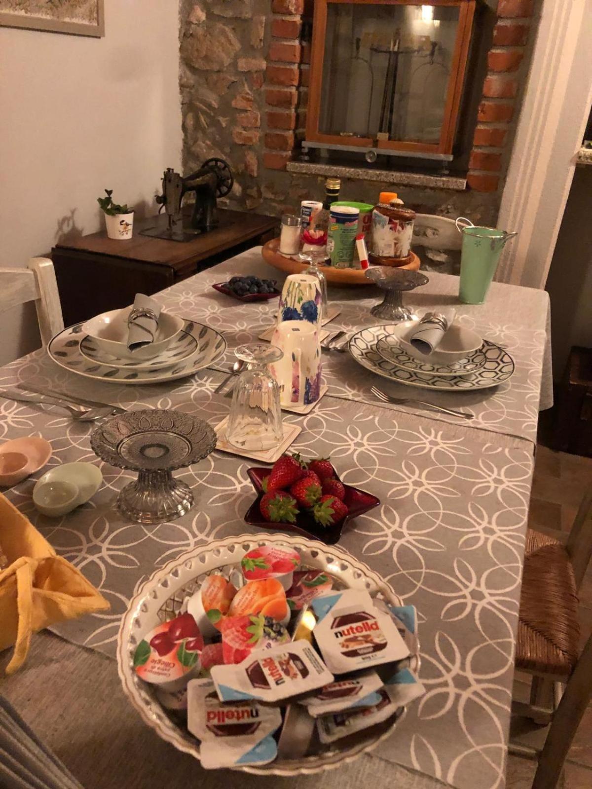 A Due Passi Dal Castello Bed & Breakfast Somma Lombardo Bagian luar foto