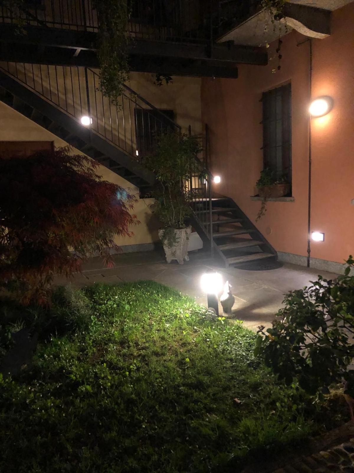A Due Passi Dal Castello Bed & Breakfast Somma Lombardo Bagian luar foto