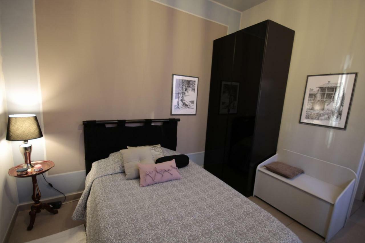 A Due Passi Dal Castello Bed & Breakfast Somma Lombardo Bagian luar foto