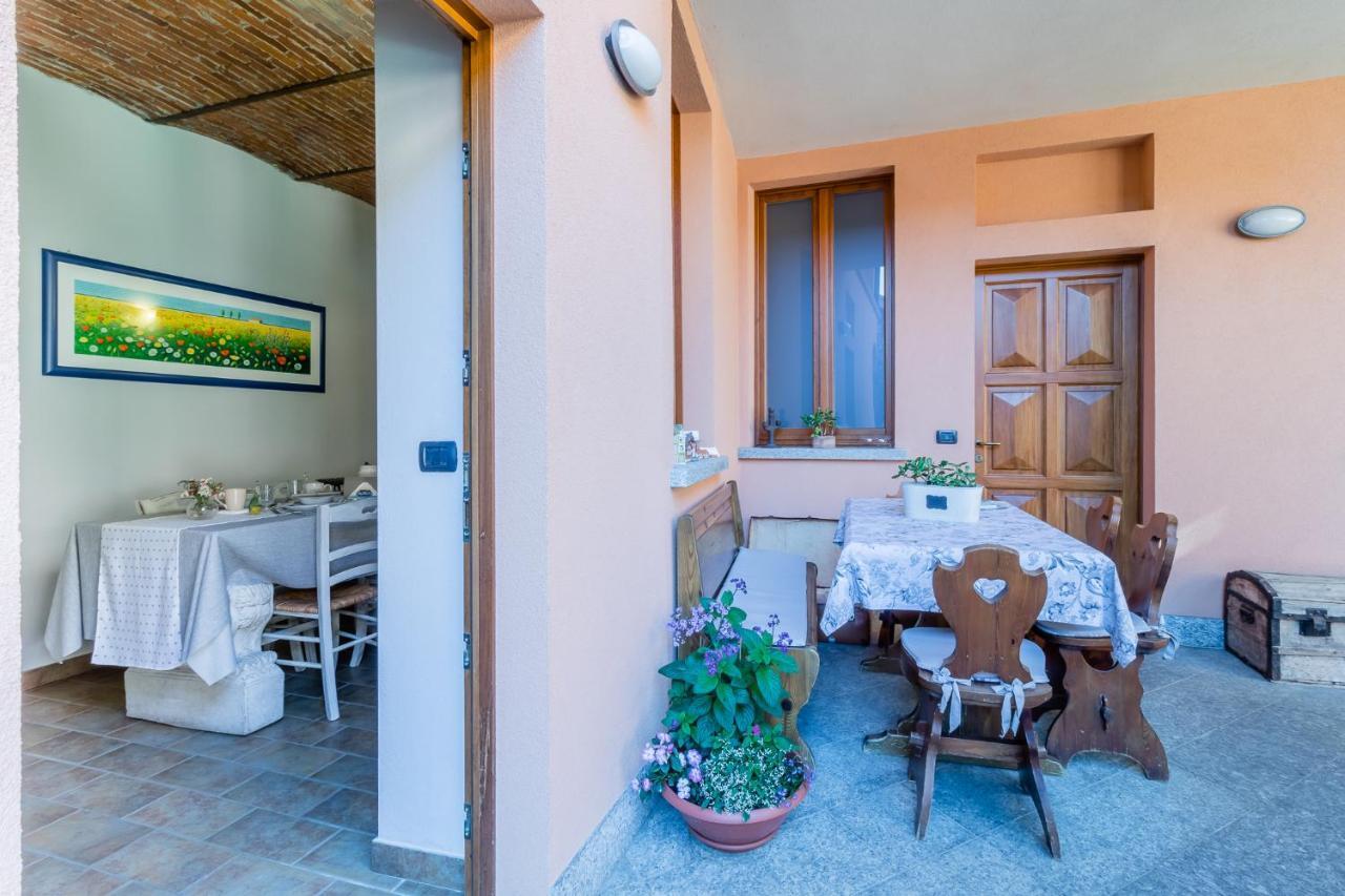 A Due Passi Dal Castello Bed & Breakfast Somma Lombardo Bagian luar foto
